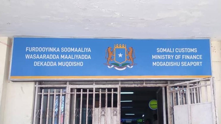 🥳🥳Did you see the brand new signage for <a href="/somalicustoms/">Somali Customs الجمارك الصومالية</a> go up at #Mogadishu seaport today? So exciting to see Customs clearly and brightly signposted for traders and brokers! 
#Import #Export #Trade #TradeFacilitation