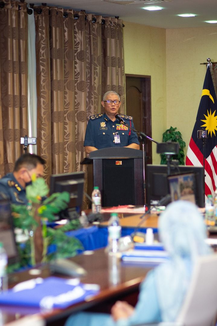 KP_bombaJBPM's tweet photo. 21.2.2022 Berbesar hati merasmikan kursus urusetia LTT dan mempengerusikan Mesyuarat Urusetia Lembaga Tatatertib  Negeri-Negeri Tahun 2022 yang diadakan di Ibu Pejabat JBPM Negeri Sarawak hari ini. https://t.co/VqrYPymMZ1