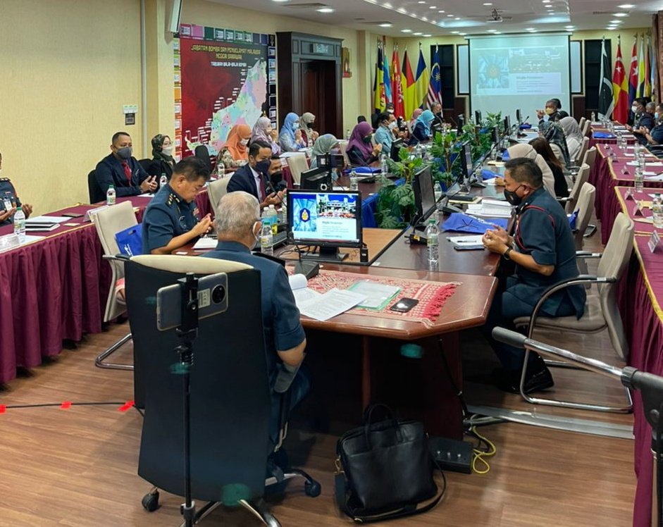 KP_bombaJBPM's tweet photo. 21.2.2022 Berbesar hati merasmikan kursus urusetia LTT dan mempengerusikan Mesyuarat Urusetia Lembaga Tatatertib  Negeri-Negeri Tahun 2022 yang diadakan di Ibu Pejabat JBPM Negeri Sarawak hari ini. https://t.co/VqrYPymMZ1