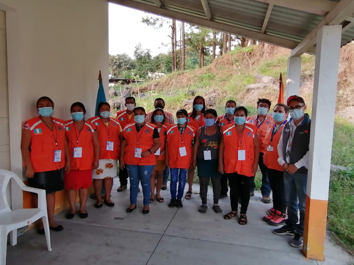WorldVisionGt's tweet photo. #WorldVision Guatemala en coordinación con #SECONRED acreditaron a 8 #COLRED, de las comunidades vulnerables al Volcán de Fuego en San Pedro Yepocapa, permitiendo de esta manera la capacidad de respuesta y resiliencia de más de 6,000 habitantes de las zonas vulnerables. https://t.co/8V3IgT2Q0m