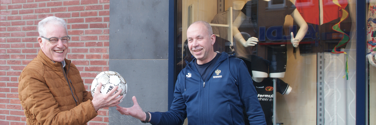 Officiële Eredivisie wedstrijdballen voor S.V. Heythuysen. Gesponsord door STANNO / Verheggen Mode.

svheythuysen.nl/nieuws/sponsor…