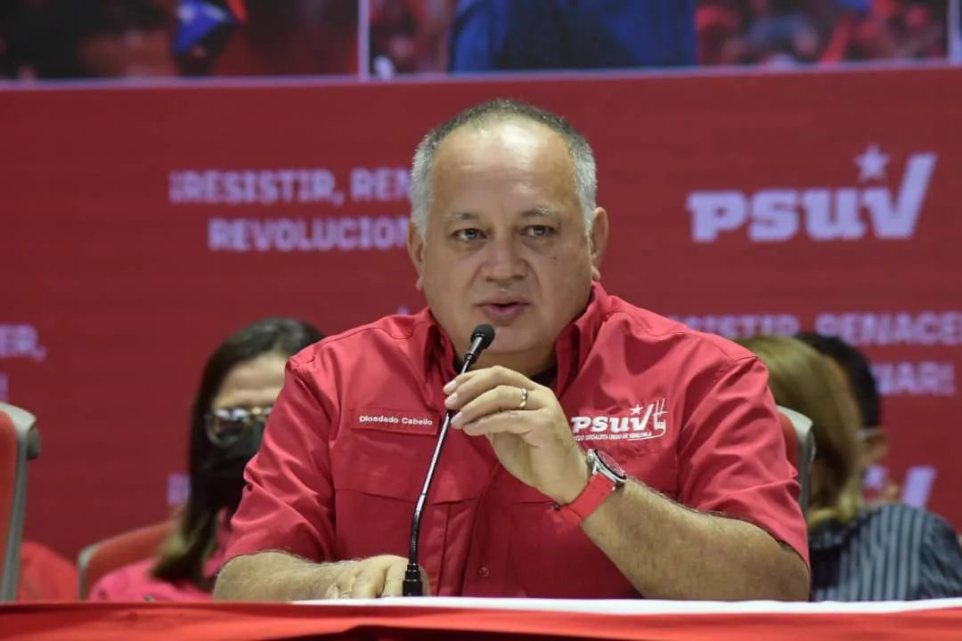 “El imperialismo no acepta perder, por eso se empeñan en un bobolongo aquí en Venezuela como Guaidó. "Son arrogantes, siempre hemos dicho que si quieren hablar con un Presidente llamen a Miraflores, que ahí está nuestro hermano" <a href="/dcabellor/">Diosdado Cabello R</a>