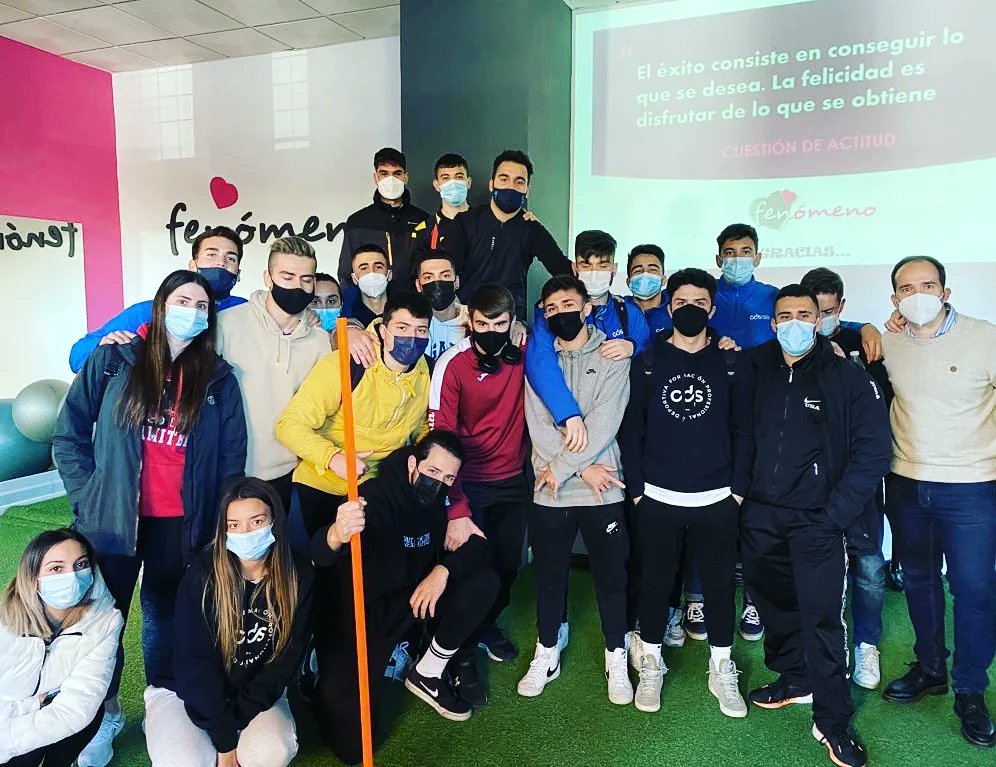 x.com/fenomenobadajo…