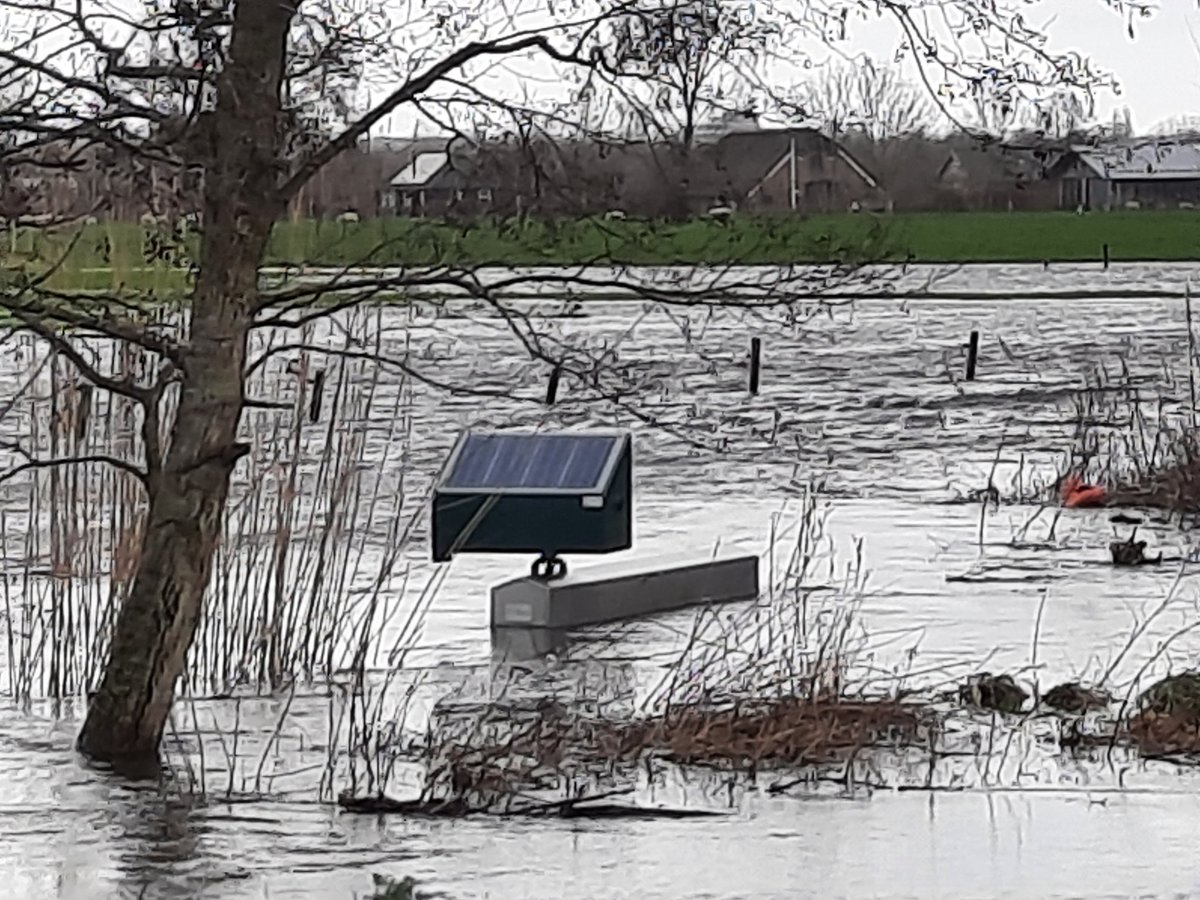 De grote hoeveelheid #Neerslag de afgelopen dagen heeft tot zeer hoge #waterstanden geleid. Ook hier in #hoevelaken en de #barneveldsebeek. Zo vol heb ik de watergangen niet eerder zien staan.