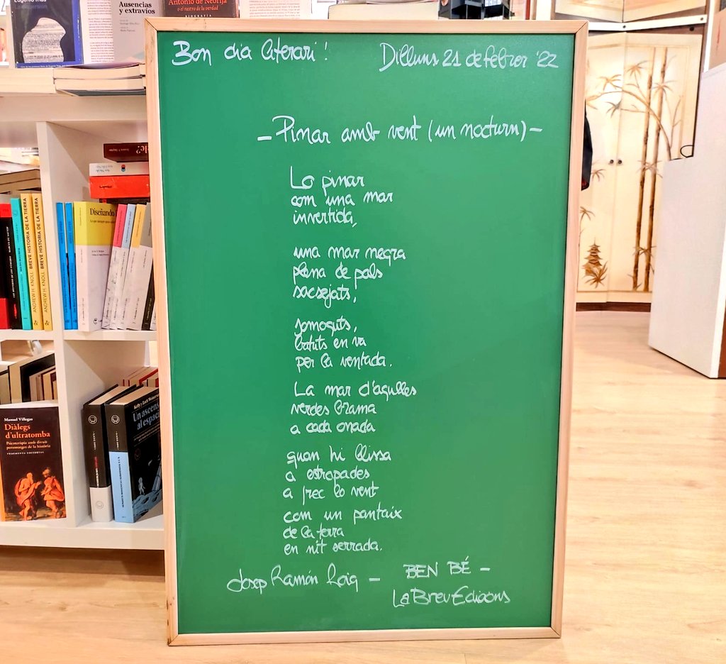 Nollegiu's tweet image. Bon dia (sí! a la tarda també diem bon dia!) des del #Poblenou i des del #Clot. A la pissarra, un poema de BEN BÉ de Josep Ramon Roig, publicat a @LaBreuEdicions.