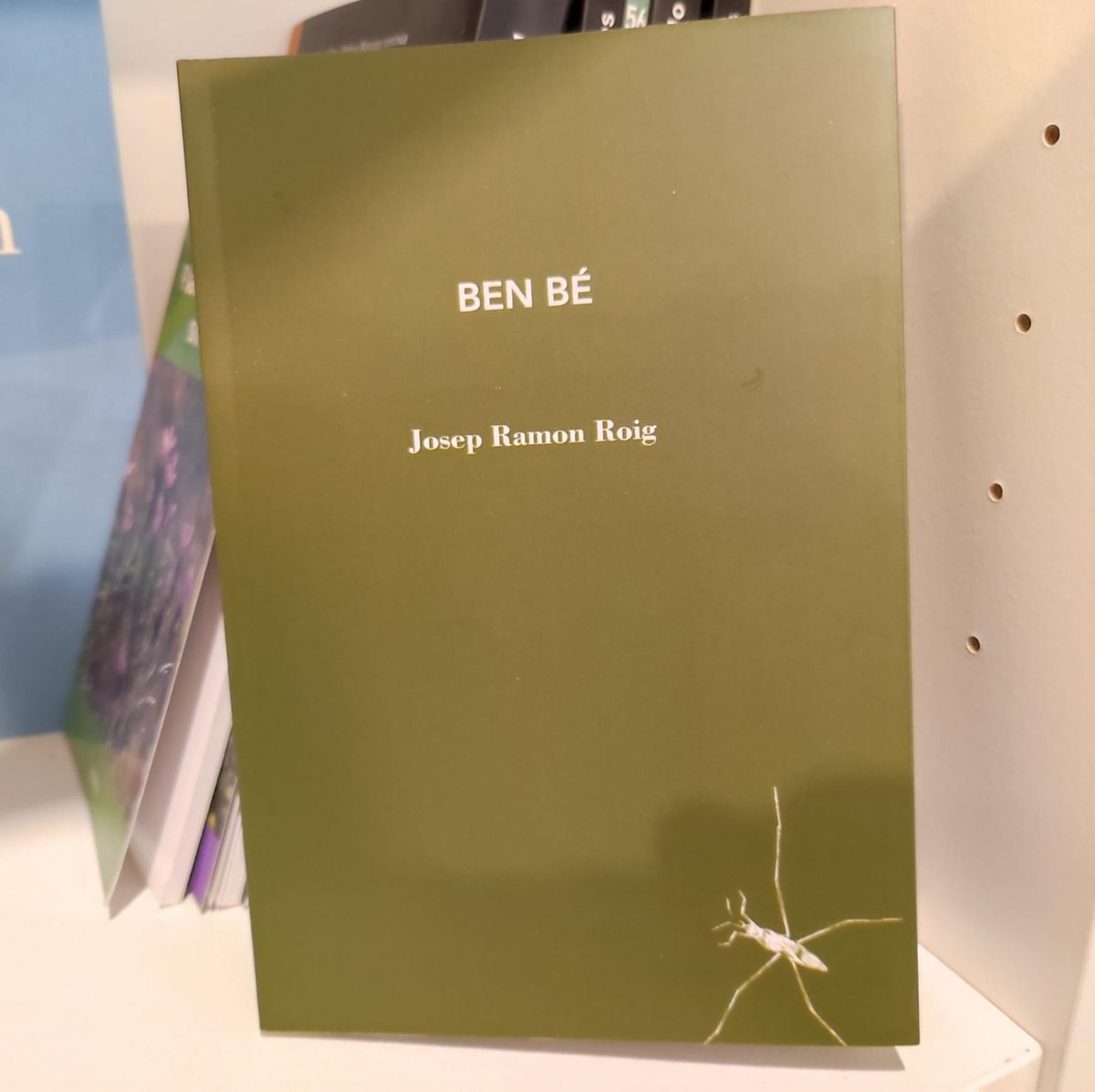 Nollegiu's tweet image. Bon dia (sí! a la tarda també diem bon dia!) des del #Poblenou i des del #Clot. A la pissarra, un poema de BEN BÉ de Josep Ramon Roig, publicat a @LaBreuEdicions.