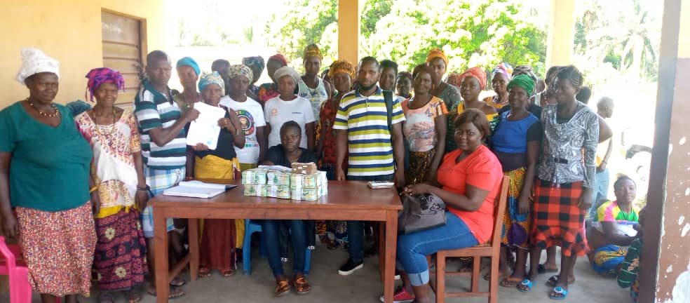 madam1_sl's tweet photo. Lasting change fund loan disbursement to project participants at a reduced interest rate of 2%. This is in partnership with Salone microfinance trust Ltd.
#MADAMSL #Salonemicrofinance #communitydev https://t.co/nSkg9yrfUO