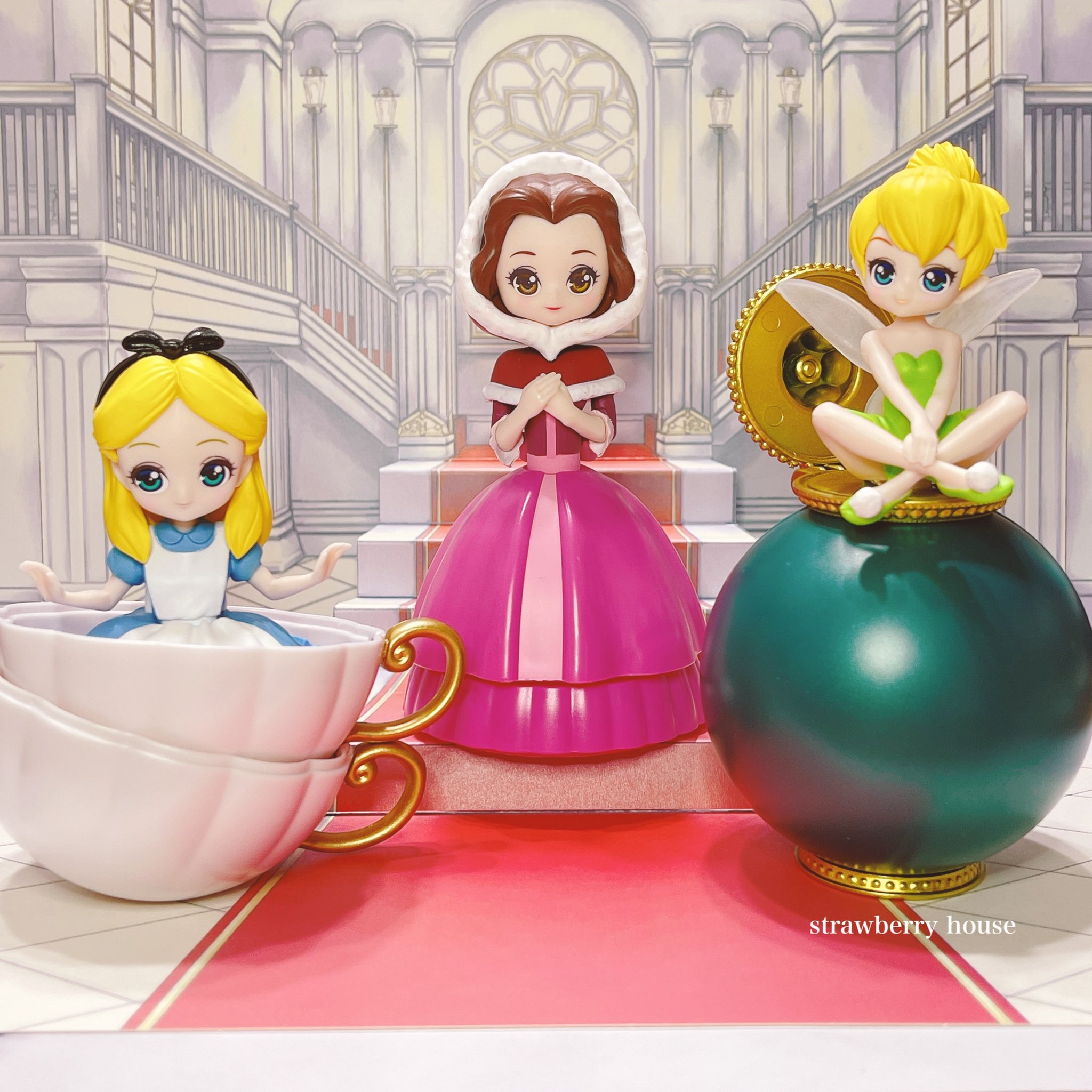 Strawberry House セリアのポップアップ背景シートの階段 奥行き出て良いです 表と裏で昼と夜の雰囲気が違って素敵 カプキャラのディズニープリンセスも可愛い セリア 背景シート 背景ボード ガチャガチャ ガチャ カプキャラ ディズニー