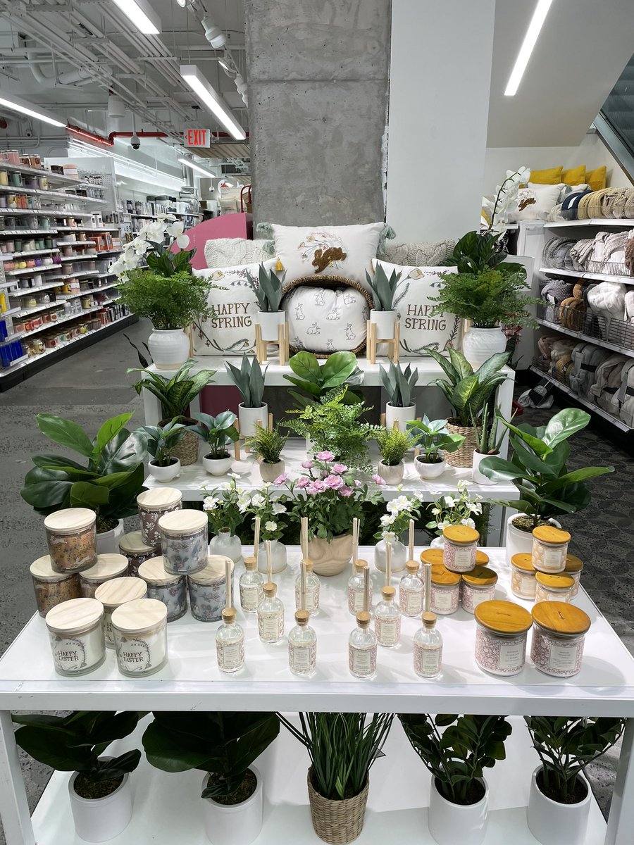 First home table set alone. PROUD OF MYSELF 🤞🏽