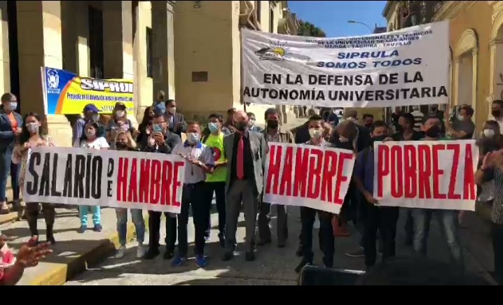 Israelquintr's tweet photo. El Régimen se preocupa por el conflicto Ruso a Miles de kilómetros, mientras descuida las situación de los universitarios en Venezuela.
Los universitarios seguimos luchando por mantener una universidad a puertas abiertas.
#SOSULA @movimientoiu20 https://t.co/KOzBN7Luku