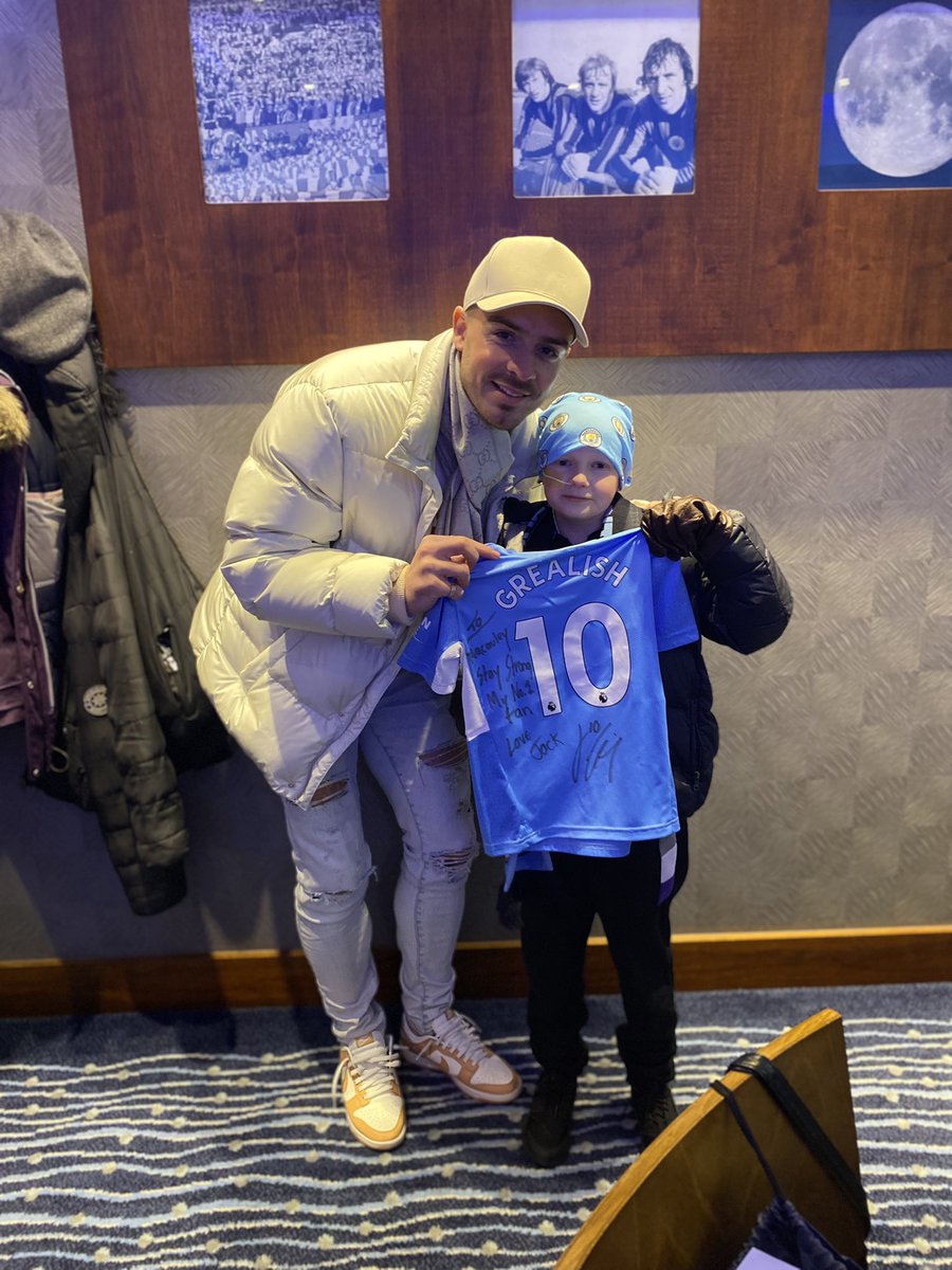 City_Chief's tweet photo. 🥰 Heartwarming picture as @JackGrealish came into a fan’s box on Saturday and watched @Mahrez22’s penalty with #ManCity fan, Macauley, giving him a signed shirt too. 🥺👏 @stu_wwfc https://t.co/nDdkfr7gTo