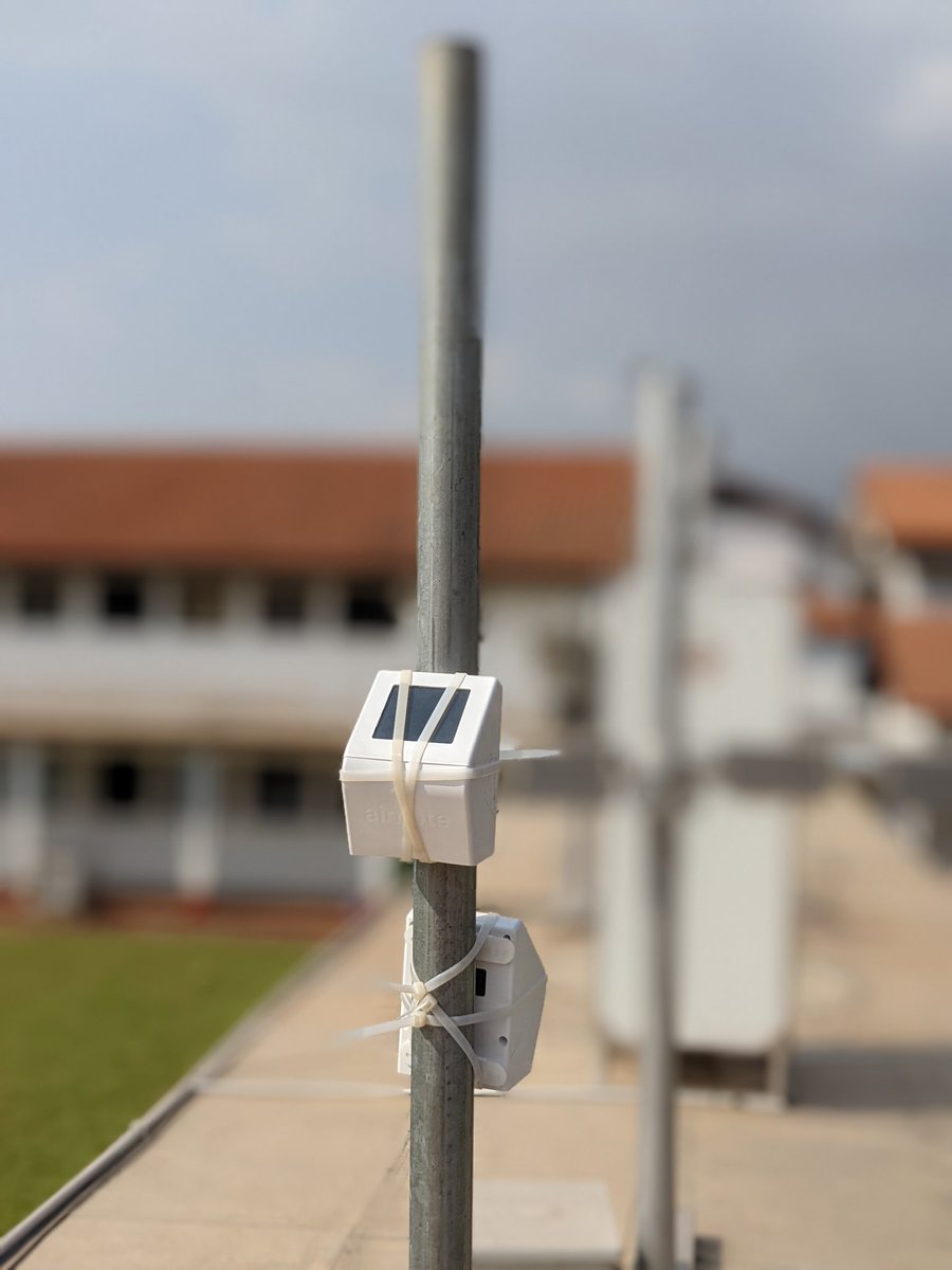 cleanaironea's tweet photo. 1/
Many thanks @alfelix123 for the kind support. #airnote! Few asks for you!
-seems this was made just for flat & transparent surfaces (QR code and screen hidden in our case).
-air flow and solar compromised?
-not so sure about the durability of the box!
cc: @d_westy @darbyjack https://t.co/y7JjLfDV1L