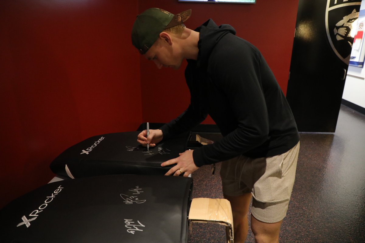 FlaPanthersGame's tweet photo. We've got two 1v1 #NHL22 tournaments this Friday!

PS4 📝-> https://t.co/yW05JAcbRb

XBOX One 📝-> https://t.co/HqkGjiHBav

1st place on XBOX One wins an X Rocker gaming chair signed by members of the #FlaPanthers, while 1st place on PS4 wins an autographed Huberdeau jersey. https://t.co/UdgsEoQOLK