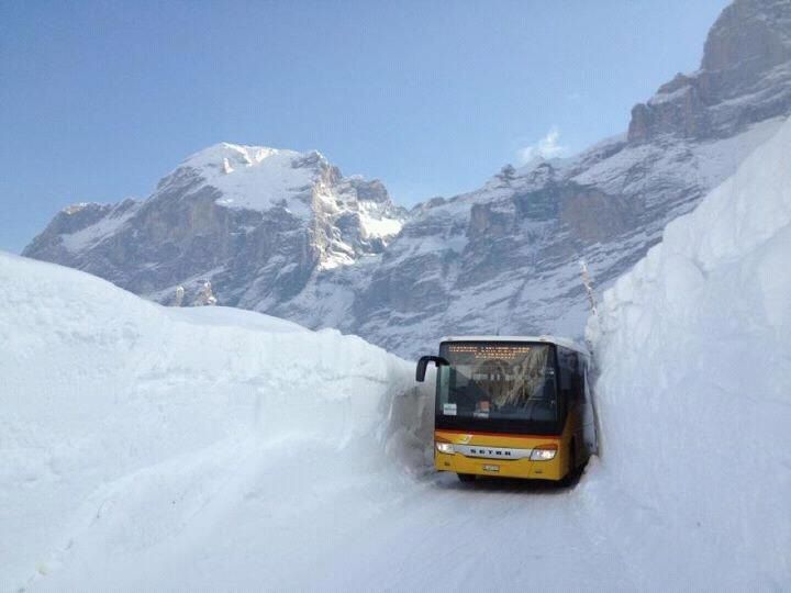MarcoMeienberg's tweet photo. @CabLaPalma Cadenas? Que hay, más de 20 centímetros de nieve?

(Foto de @PostAuto de Suiza 🇨🇭, y no, Suiza no es Suecia...) https://t.co/JLWeCjfyBS