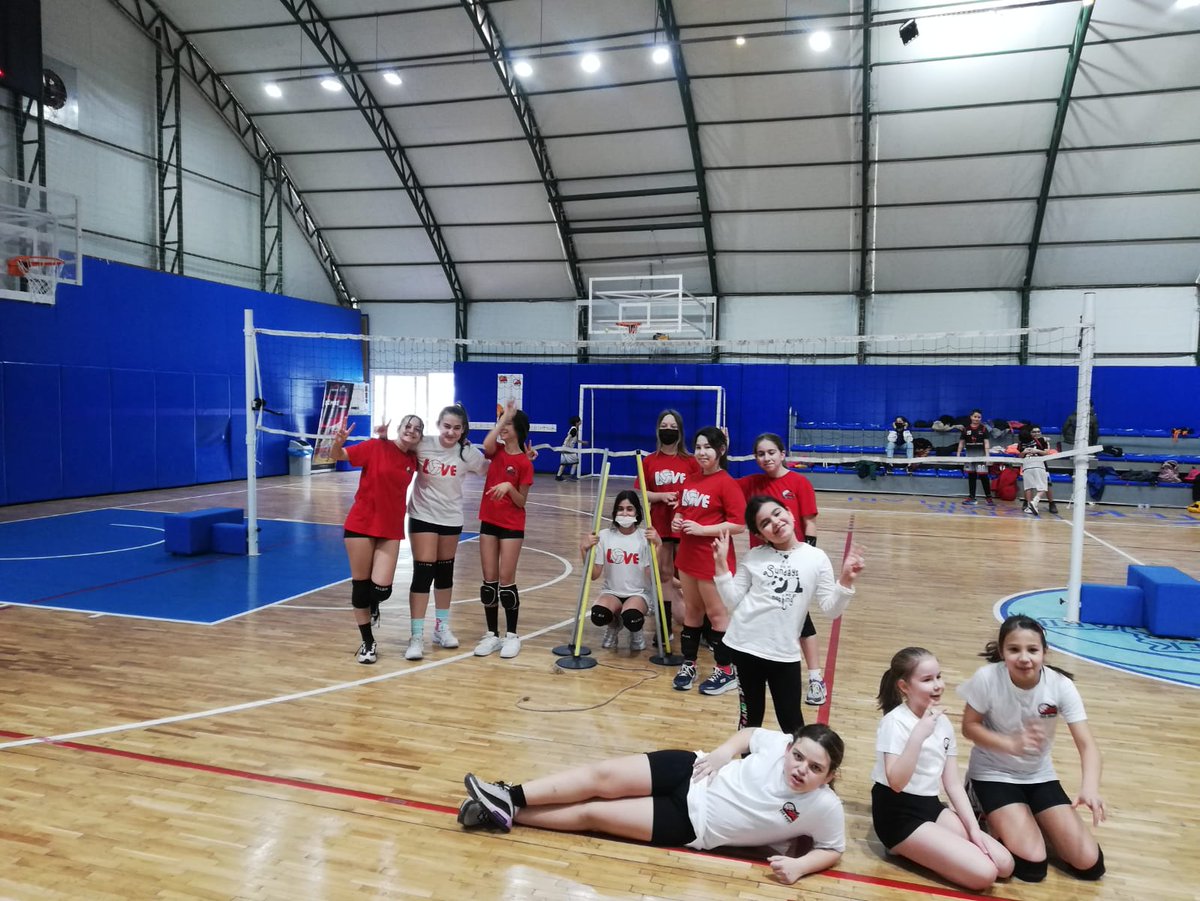 EgeAsist's tweet photo. Ege Asist Voleybol hafta sonu antrenmanımızdan güzel kareler 💪🏐❤️

#EgeAsist #gelecegeasist #voleybol #antrenman #takım https://t.co/XAdsSkTF7X