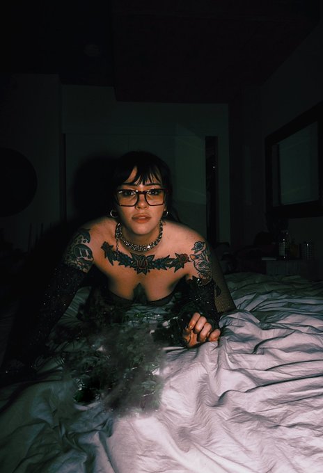 did a photoshoot last week 🖤 can't wait to get more of the photos back! https://t.co/SG1ZEXIkhI
