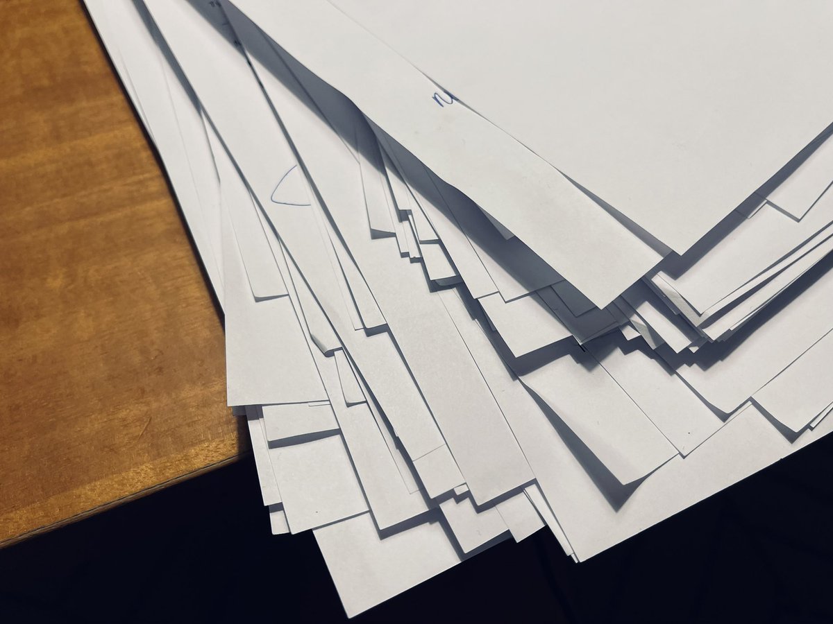 Siinä on kerran käsitelty käsikirjoitus. Paljon korjattavaa, mutta juonirakenne toimi. Seuraavassa vaiheessa vien paperille tehdyt muutokset koneelle. Kyllä tosta dekkari tulee. #dekkari #kirjat #Takamäki22