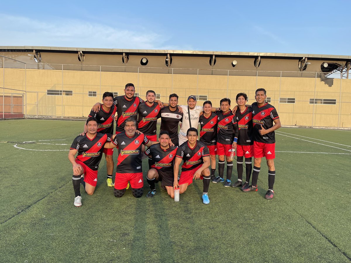 expertos_fc's tweet photo. Volvió la Alegría del fútbol… Expertos FC clasifica a semifinales en campeonato #Crieel https://t.co/3CjSTWqaPk