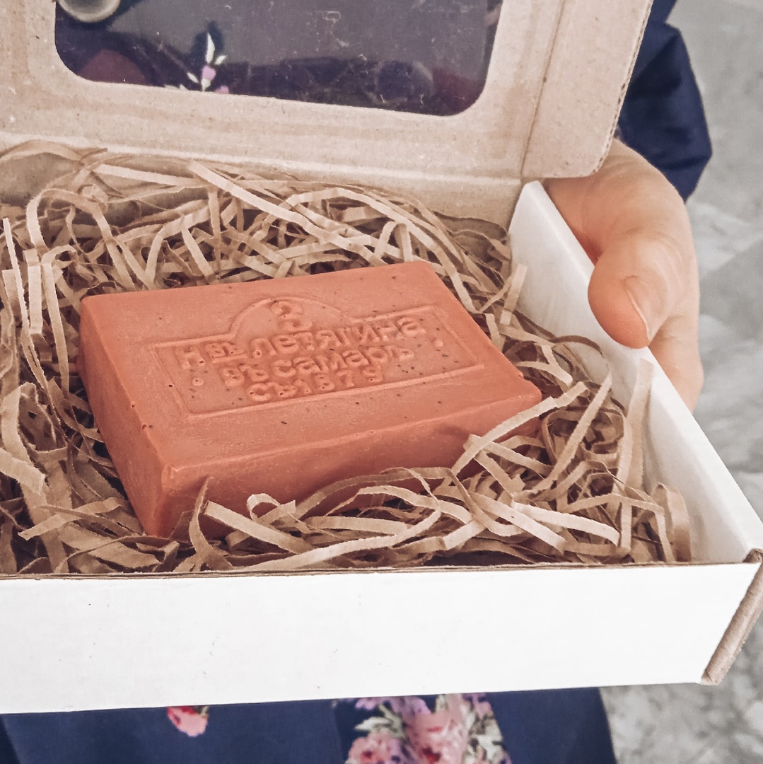 В музее имени Алабина появились сувениры в виде дореволюционных кирпичей, из которых построены красивейшие здания. Команда музея разработала сувениры – мыло в виде кирпичей. Внешне мыло точно повторяет кирпичи, которые выпускались в царские времена на заводах Ивана Летягина.