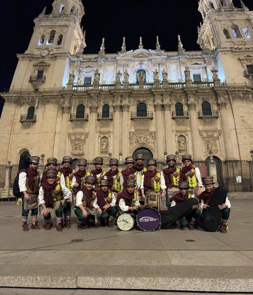ComparsaHnosGtz's tweet photo. Después de nuestra actuación este fin de semana en nuestro teatro Darymelia y ayer en el teatro Jardinito, ayer nos comunicaron que hemos pasado a las dos finales. Lo daremos todo para que sigais disfrutando lo mismo que lo hacemos nosotros.
#ComparsaHermanosGutierrez 🎭💜 https://t.co/RXOHboCBav