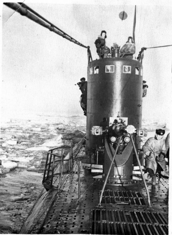 Подводная лодка Северного флота «С-55» во льдах. 1944 год.