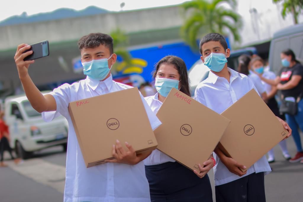 Gobierno_SV's tweet photo. Estamos cambiando la historia para dejarle a nuestros jóvenes la herencia más grande que todo ser humano debe tener por derecho, la educación. 

#EnlacesConLaEducación 💻 https://t.co/5erD7do3SN