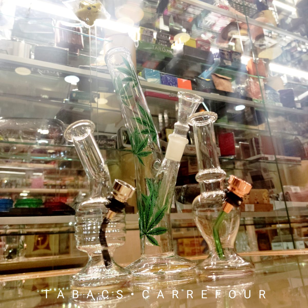 TabacsCarrefour's tweet photo. Conoces el funcionamiento de un bong??😁

• Debes llenarlo con agua y llenar la cazoleta!💧
• Deberás encender está última y llenar el cuello con humo!🌬️
• Ya puedes inhalar!😜

#bong #fumarenbong #tabacscarrefour #canparellada #fumar #smoke #shop #cigarshop #estanc #terrassa https://t.co/VXr2sxoyXP