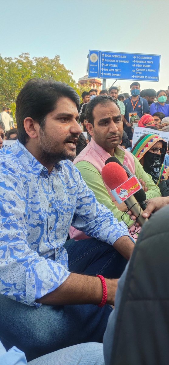 JATbera1's tweet photo. @MukeshBhakar_ भाई साहब आप बोलकर गये थे धरने पर की आपके साथ गलत हुआ तो मैं खुद अपनी सरकार के खिलाफ आपके साथ धरने पर बैठुंगा, भाई साहब उम्मीद है वादा निभाओगे और हमारी ढाल बनोगे🙏🙏
#RAS_स्थगित_करो @SachinPilot @RahulGandhi @1stIndiaNews @zeerajasthan_ @sanjayyadavij https://t.co/DQ3nPUqpKI