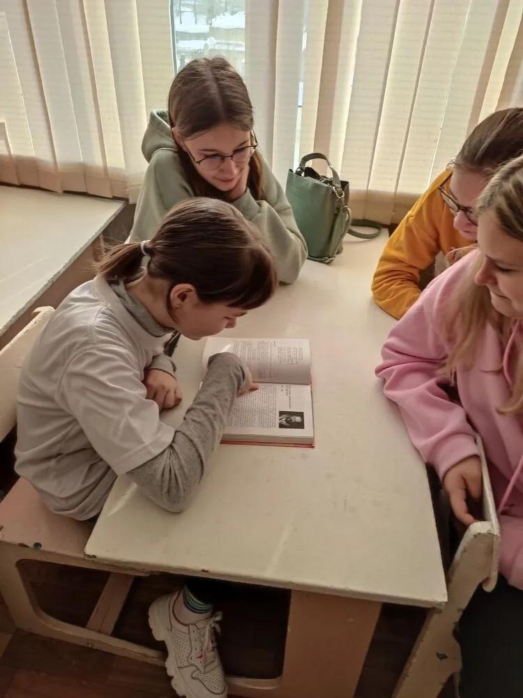 cabinaox's tweet photo. Умные каникулы! День1. В 6кл.- интеллектуальная игра"Юный лингвист".Ребята исследовали фразеологизмы, проявив смекалку, решая лингв. головоломки.
3кл.- викторина "Funny.animals" (животные на англ.яз.- это сложно,но интересно).
1 кл.-соревновались
9кл- осваивали функц.грамотность! https://t.co/JHYZdEAGSM