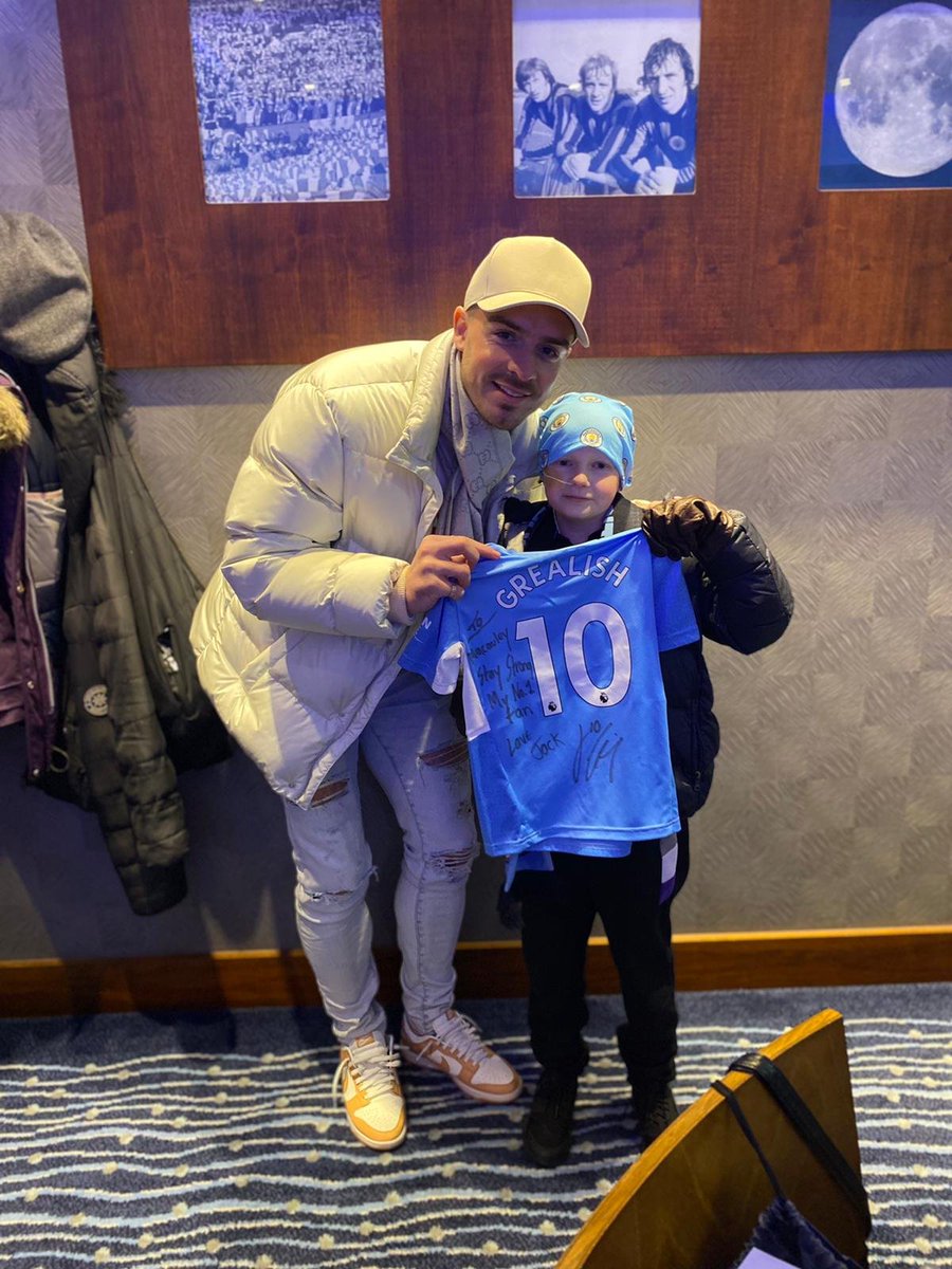 BWellsTrust's tweet photo. A HUGE thank you to @JackGrealish for making one of our #Box4Kids guest's dreams come true!
Visiting the box, giving him a signed shirt calling him "your no.1 fan", and watching @ManCity score the penalty with him... a day Macauley will never forget!💙Shoutout @Riverthechamp ⚽️🙌 https://t.co/vE9pDgr94o