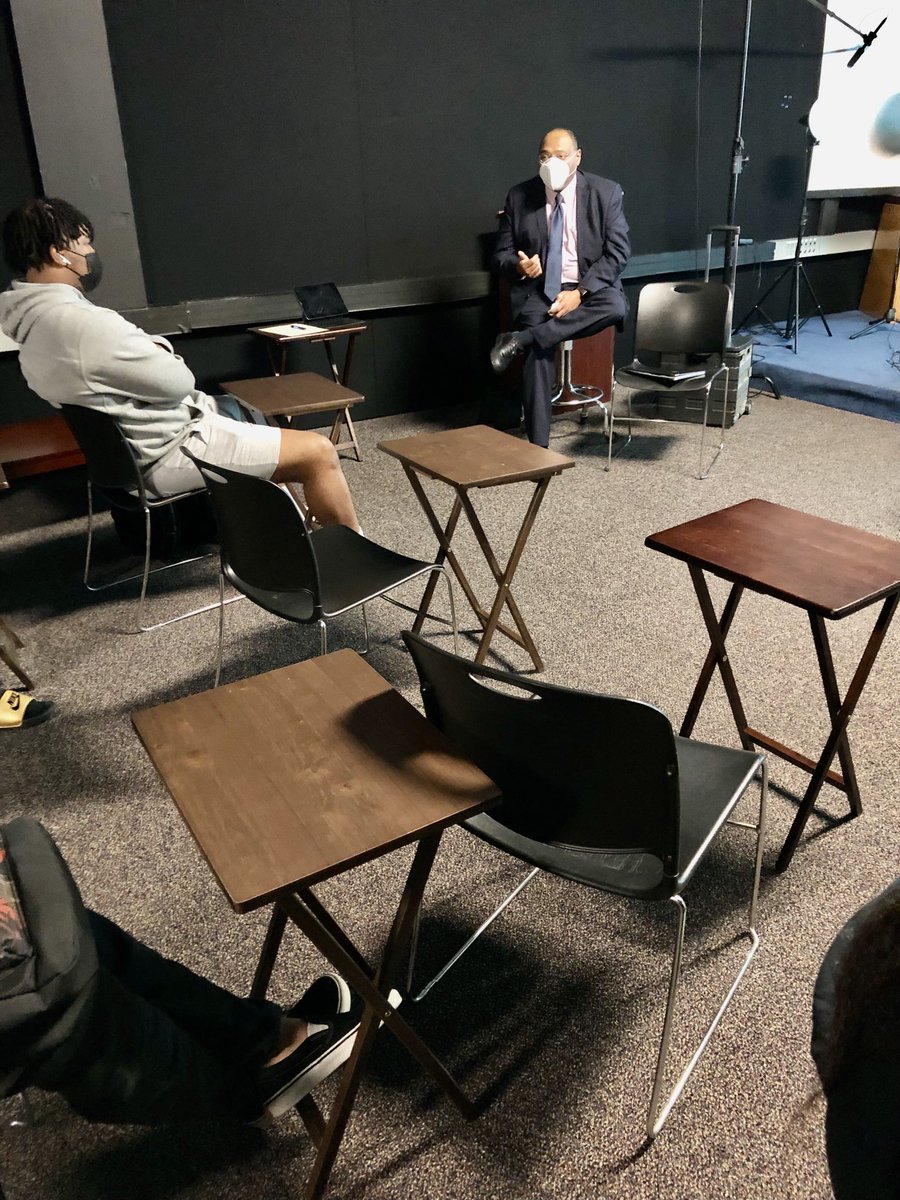 Dr. Earnest Perry with Missouri School of Journalism talks to ⁦<a href="/XulaMassComm/">XULA Mass Comm Department</a>⁩ Announcing class about #Mizzo graduate and summer fellowship programs.  ⁦<a href="/ShearonRoberts/">Shearon Roberts</a>⁩ ⁦<a href="/VarionLaurent/">Varion Laurent</a>⁩