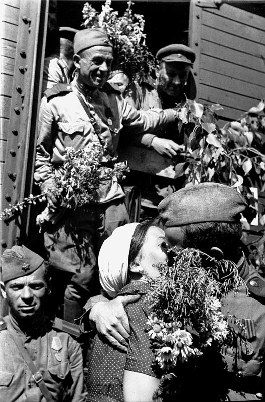 Встреча советских воинов-победителей на Белорусском вокзале в Москве.1945 год
Автор снимка Николай Ситников