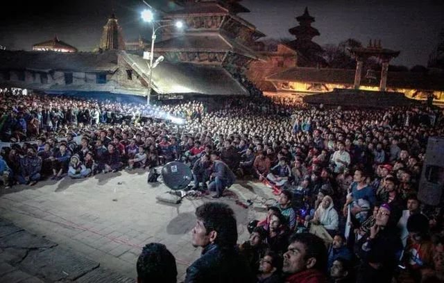 Flashback: Last time when Nepal played the World Cup back in 2014, the fans were watching the match crazily this way! 👀🇳🇵🇳🇵

(Note: Social media & Cricket Craze weren't at peak that time,)
@CricketBadge @PaulRadley @Thejuly23rdd @PeterDellaPenna @dearbinod 
#T20WorldCupQualifier