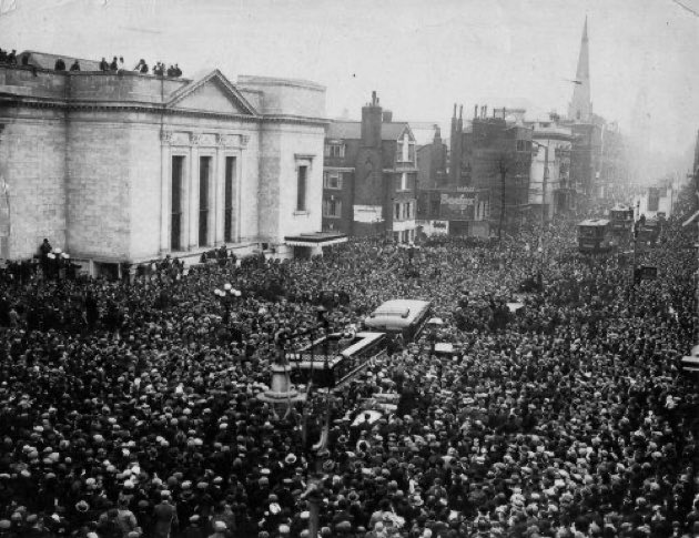 TheN5News's tweet photo. 1930 Parade celebrating Arsenal's first FA Cup https://t.co/SNij7vqhTA