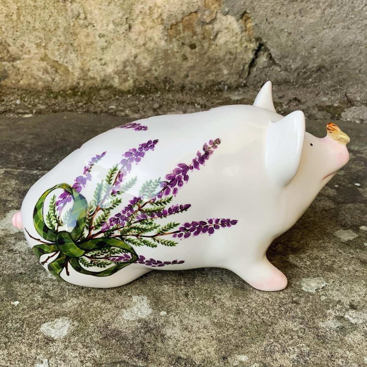 🌟Monday Masterpiece🌟

This sweet little pig was specially made with a hand sculpted butterfly by Rena, our talented potter, on its wee nose. It was painted for a Canadian customer as part of a collection with a Scottish theme, with purple heather and tartan bow🏴󠁧󠁢󠁳󠁣󠁴󠁿🎀🦋💜