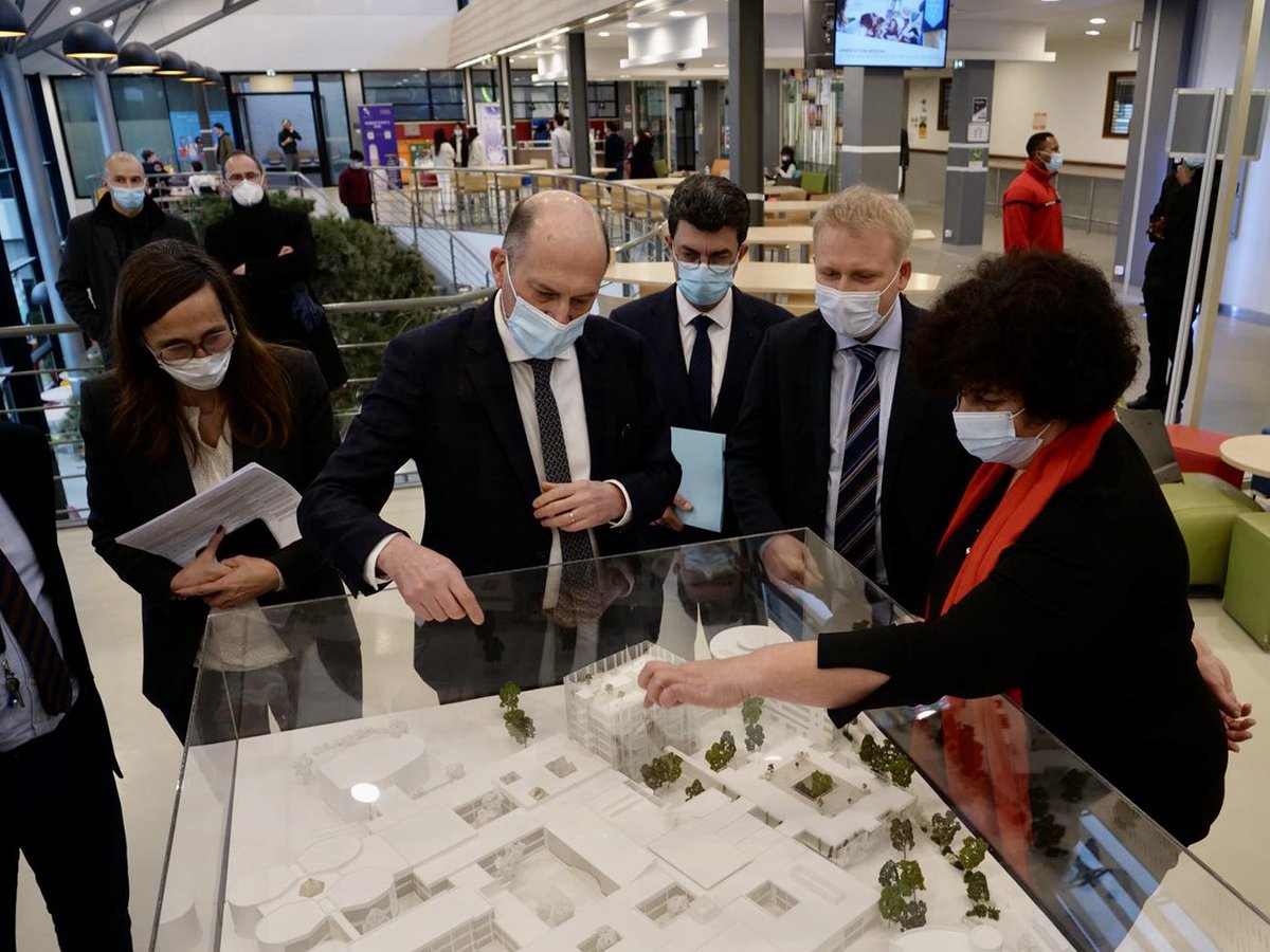 VidalFrederique's tweet photo. 👉 100% des étudiants de l’@essec suivent au moins un cours sur la transition écologique et sociale
👉 d’ici 2023 le campus de Cergy sera réhabilité pour mieux respecter l’environnement

Une action pionnière et indispensable pour relever le défi des nouvelles transitions! https://t.co/P2f7tq0c4w