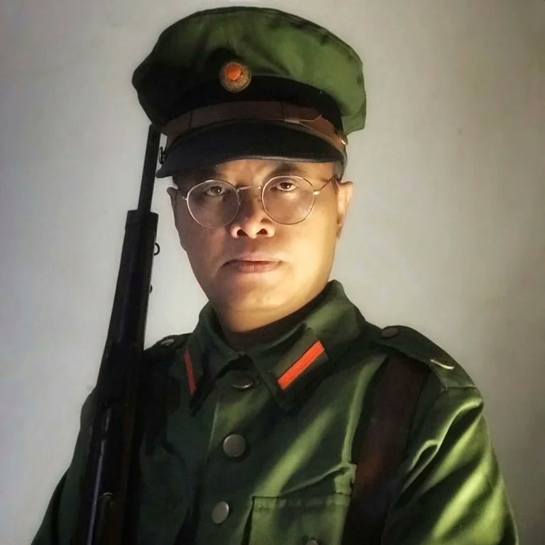 Reka ulang adegan kakek buyut, Sikin Soemojitno bersama Mannlicher kesayangannya. Seorang spaandrig KNIL di tangsi Fort Cochius di Gombong, 1938.