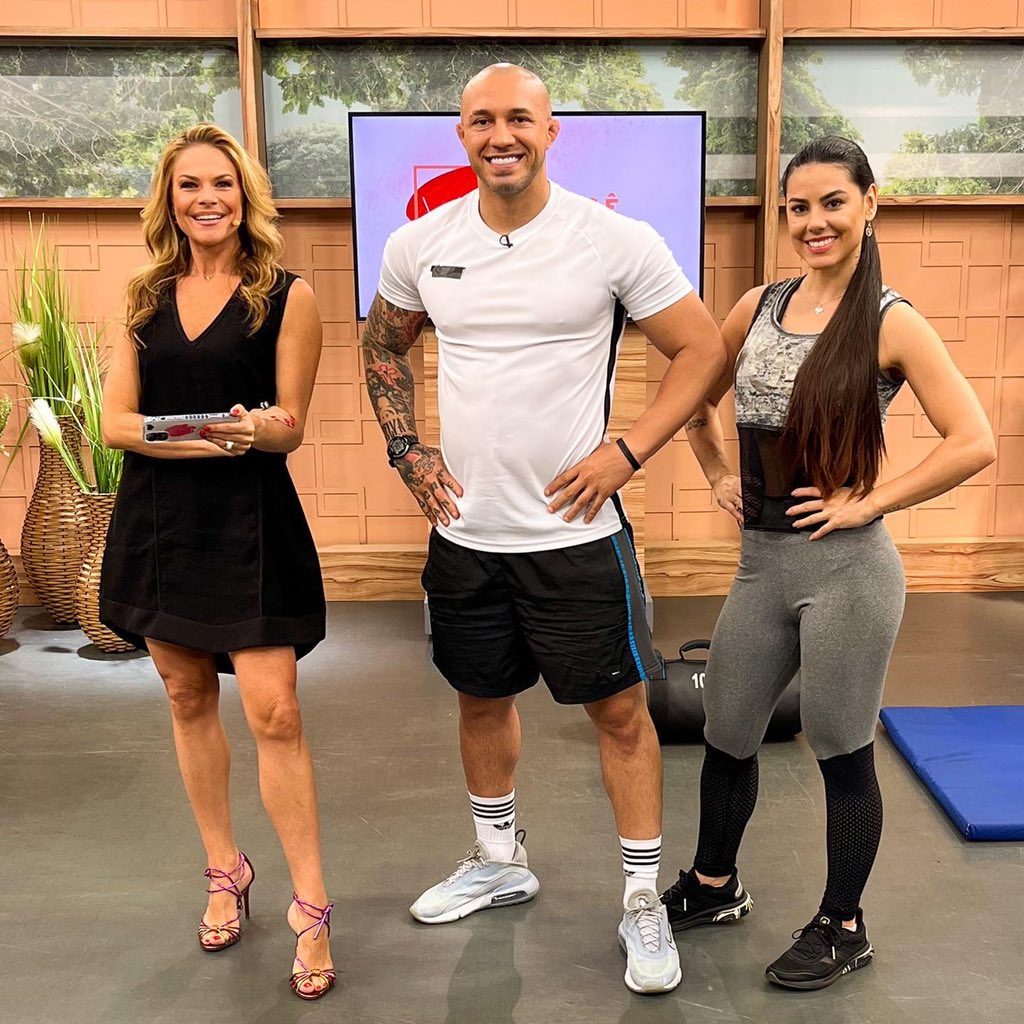 VoceBonita's tweet photo. Comece a semana treinando com a gente. 💪🏻Hoje é dia do personal trainer Vítor Bento ensinar um treino completo com power bag. Você não vai querer ficar de fora. 😉
#tvgazeta #vocebonitatv #treino #exercicio #powerbag https://t.co/ioZFkn2v5p