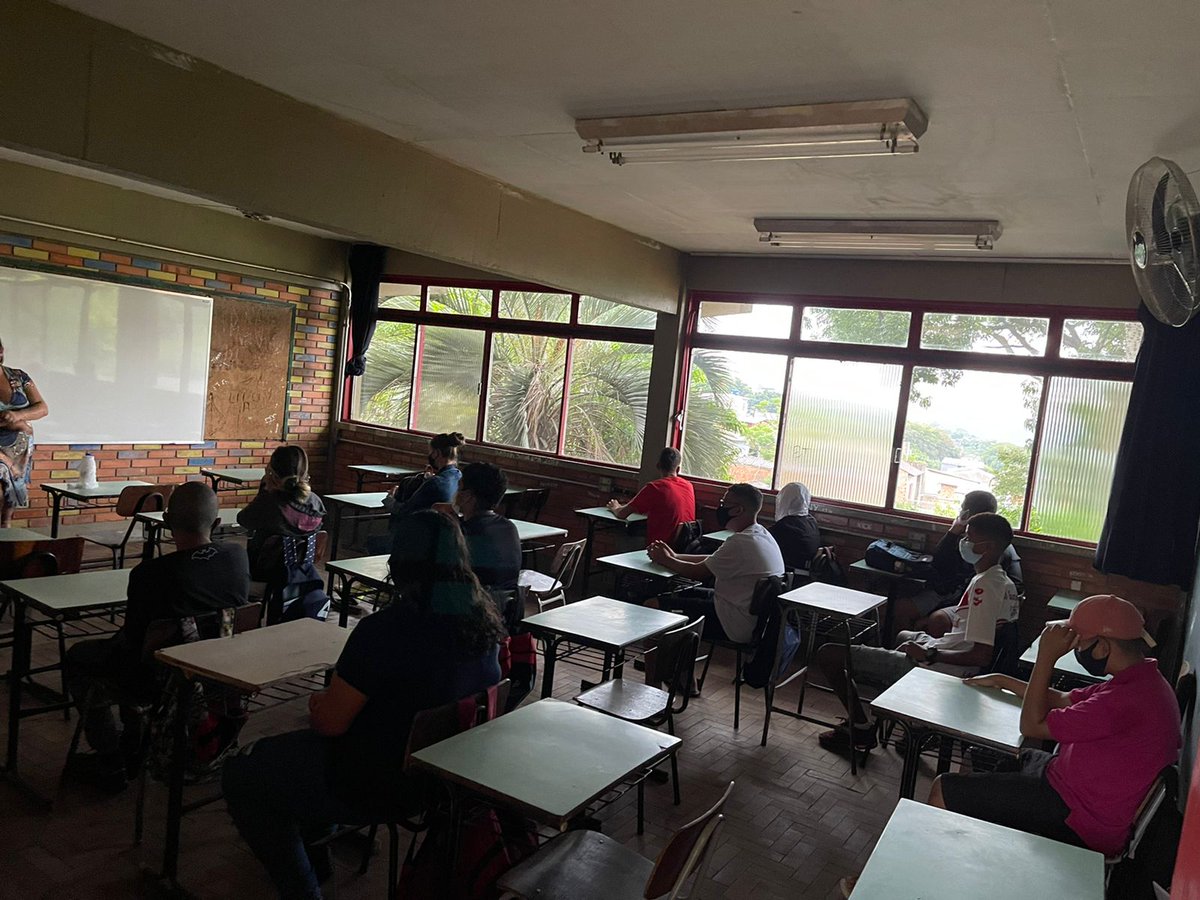 sofiacavedonPT's tweet photo. Às escuras, essa é uma triste tradução das enormes dificuldades qt enfrentam as escolas nesse volta às aulas. Bem diferente da propaganda, é reutilize e não avanço que vemos em muitas escolas! Governador, faça seu #DeverdeCasa. EE Santa Rita de Cássia, Cruzeiro, Porto Alegre https://t.co/XjvQa3O02C