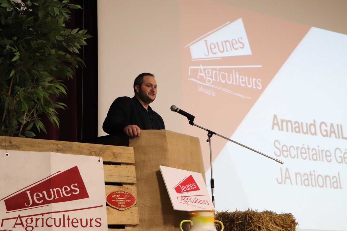 JeunesAgri57's tweet photo. Nous avons terminé cette journée par les différents discours des élus, dont celui d'Arnaud Gaillot, Secrétaire Générale des @JeunesAgri. Un discours retraçant les problématiques agricoles : ZNT, Egalim, Installation, etc. Arnaud a encouragé les jeunes à s'engager ! 🙂👍 https://t.co/6ekbehljxw