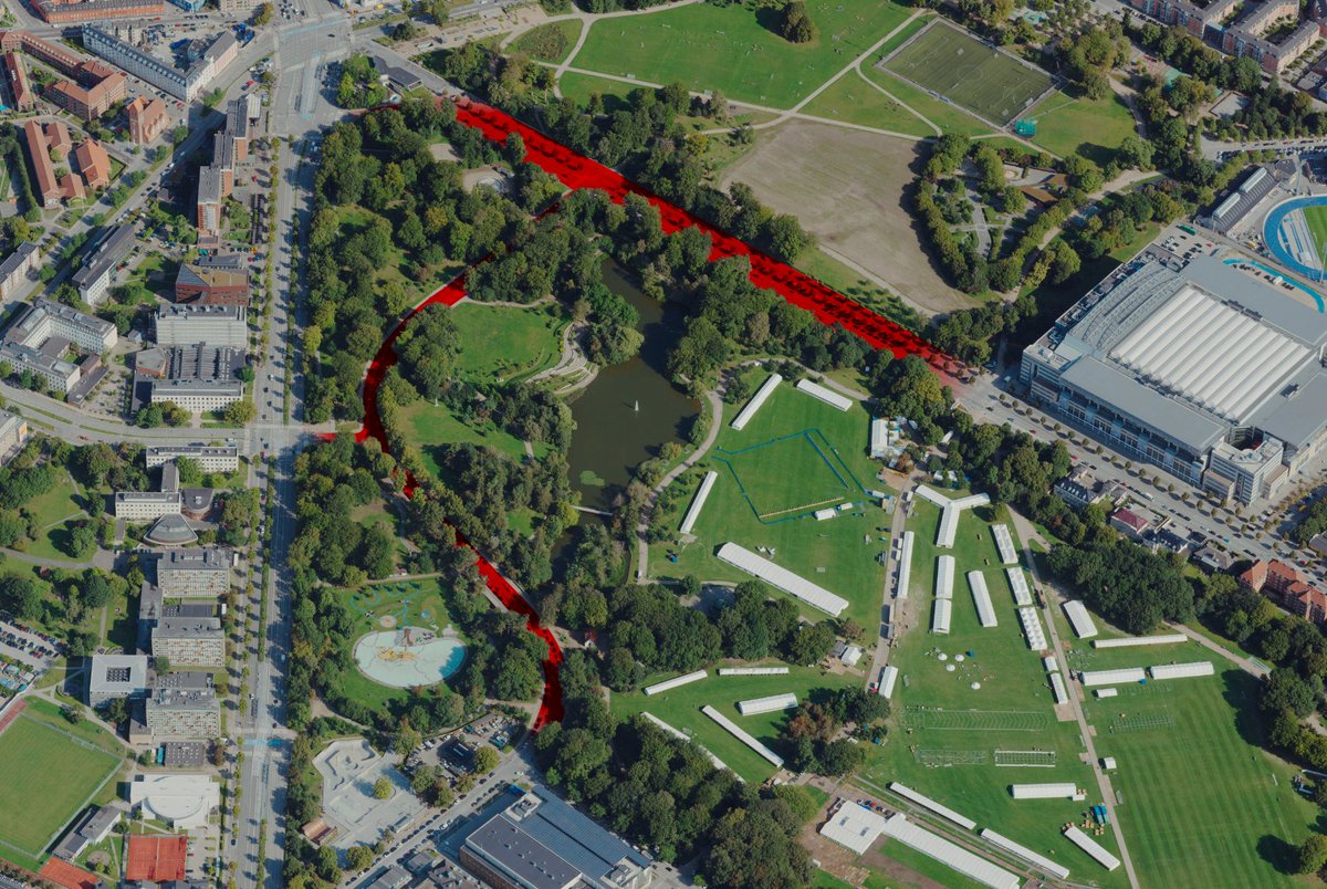 vbluhme's tweet photo. Er det ikke snart på tide at fjerne bilerne fra Fælledparken? 🌿 Ved at lukke Øster Allé og Edel Sauntes Allé, nedlægger vi p-pladser med lav belægning og skaber en stor, sammenhængende park. Oplagt for TMU (@AstridAller @marvesterager) 🌱 

Men hvad med fodbold og ambulancer? ⬇️ https://t.co/6my4nDYgVn