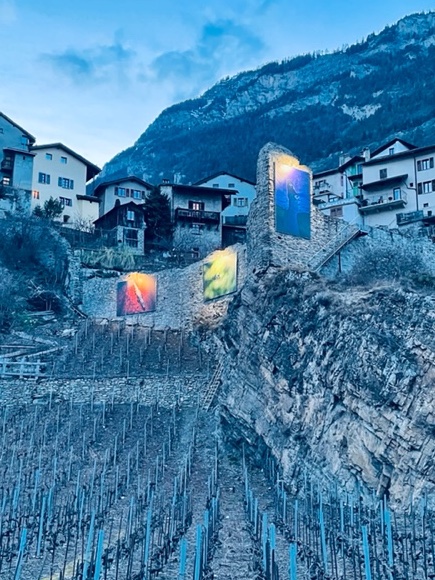 SunierCarole's tweet photo. 📸 Retour en images sur l'exposition photographique à ciel ouvert dans le bourg médiéval de @SaillonD 

180 clichés en grand format amènent les visiteurs sur le chemin de la réflexion autour du thème: 
Planète + Hommes? 🌍
#sailloncitedimages #GMShegArc #valaiswallis https://t.co/eJxCY2ZlBt