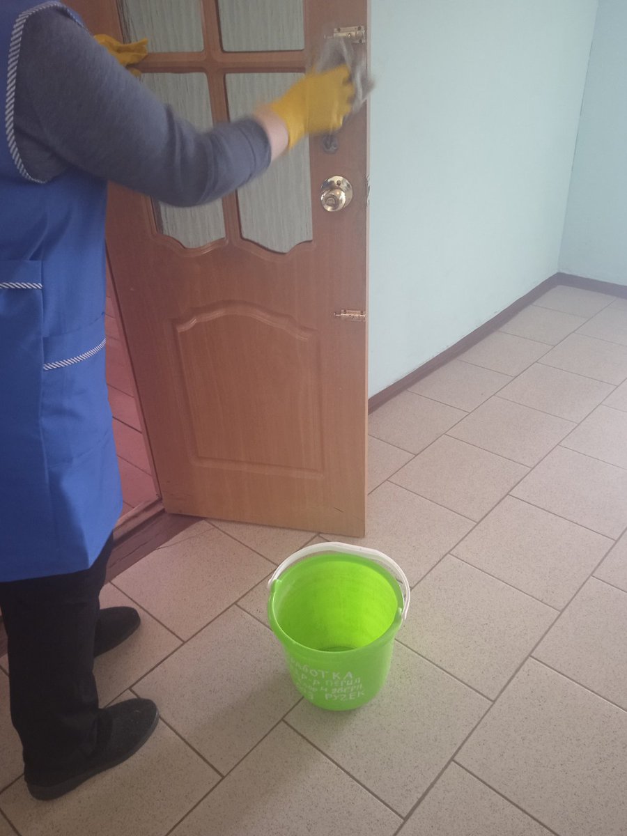 Генеральная уборка перед учебной неделей: обработаны дезсредством учебные классы, коридоры, контактные поверхности