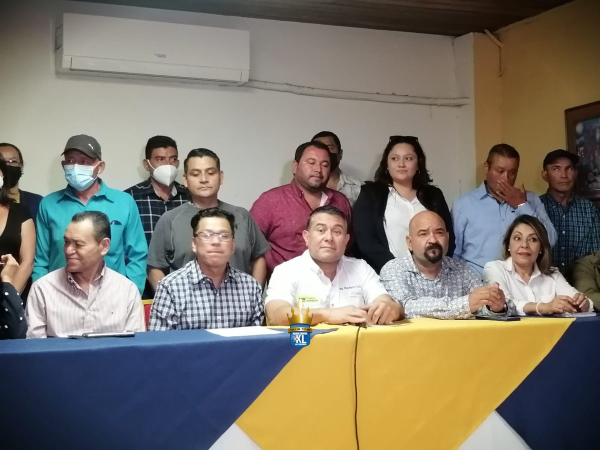 radioyskl's tweet photo. Además se unieron a @fsolidariasv, Jorge Rivas, ex alcalde de Coatepeque; Vilma Turcios de Barrera, ex alcaldesa de Chalchuapa y Silvia Chavarría, ex Alcaldesa de San Antonio Pajonal, todos fungieron con la bandera de @ARENAOFICIAL.

Vía @MaribelJovel https://t.co/nDZVnxqoiX