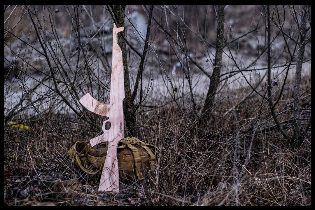 VIIPhoto's tweet photo. Photos by @ronhaviv / @VIIPhoto. Members of Ukraine's Territorial Defense Forces take part in the training of volunteers in the outskirts of Kyiv on February 19, 2022. New recruits are trained using sticks, wooden and airsoft guns before learning with real weapons. #VIIArchive https://t.co/9fz7dGvZnK