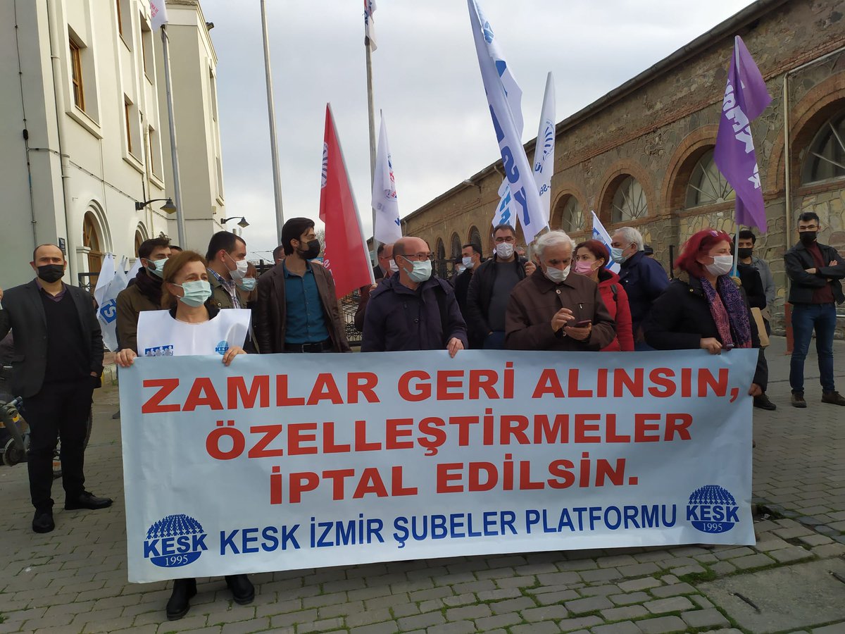 Özelleştirmenin acı sonuçlarını hep beraber yaşadığımız bu günlerde, KESK İzmir Şubeler platformunun zamlar geri alınsın, Özelleştirmeler İptal edilsin eylemi ile BTS İzmir Şube nin Sürgünlere baskılara ve özelleştirmeye karşı 58. Hafta eylemi birlikte gerçekleştirildi.