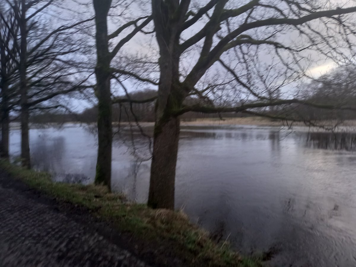 hoog water bij kantoor oudemolen. Zouden we droge voeten houden?