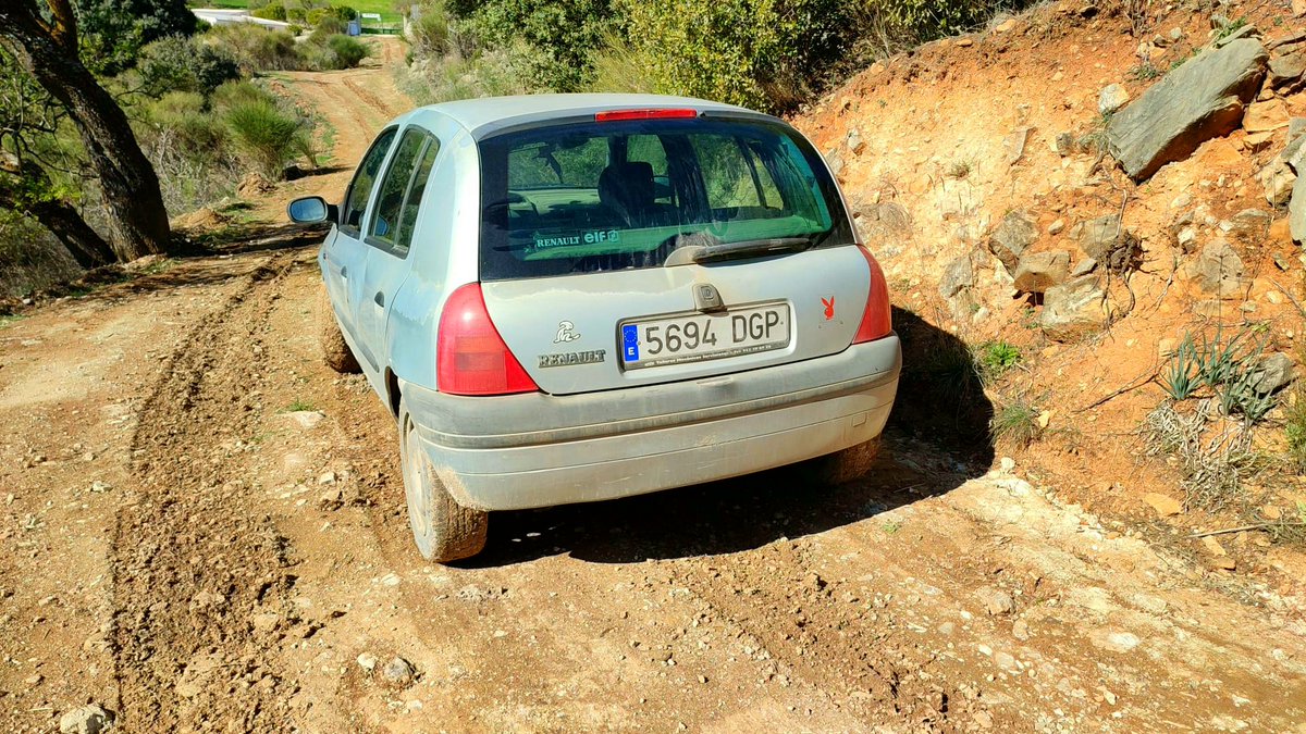 JesusNavarro's tweet photo. 🔴 Localizado el vehículo del hombre #desaparecido al que se busca en #Colmenar (#Málaga).
➡️ Las labores de rastreo se centran ahora en las inmediaciones del lugar en el que ha sido hallado el coche.
➡️ Dispositivo: @guardiacivil #PolicíaLocal @Policiabermeja #GuardaForestal https://t.co/ORMRpysGOc