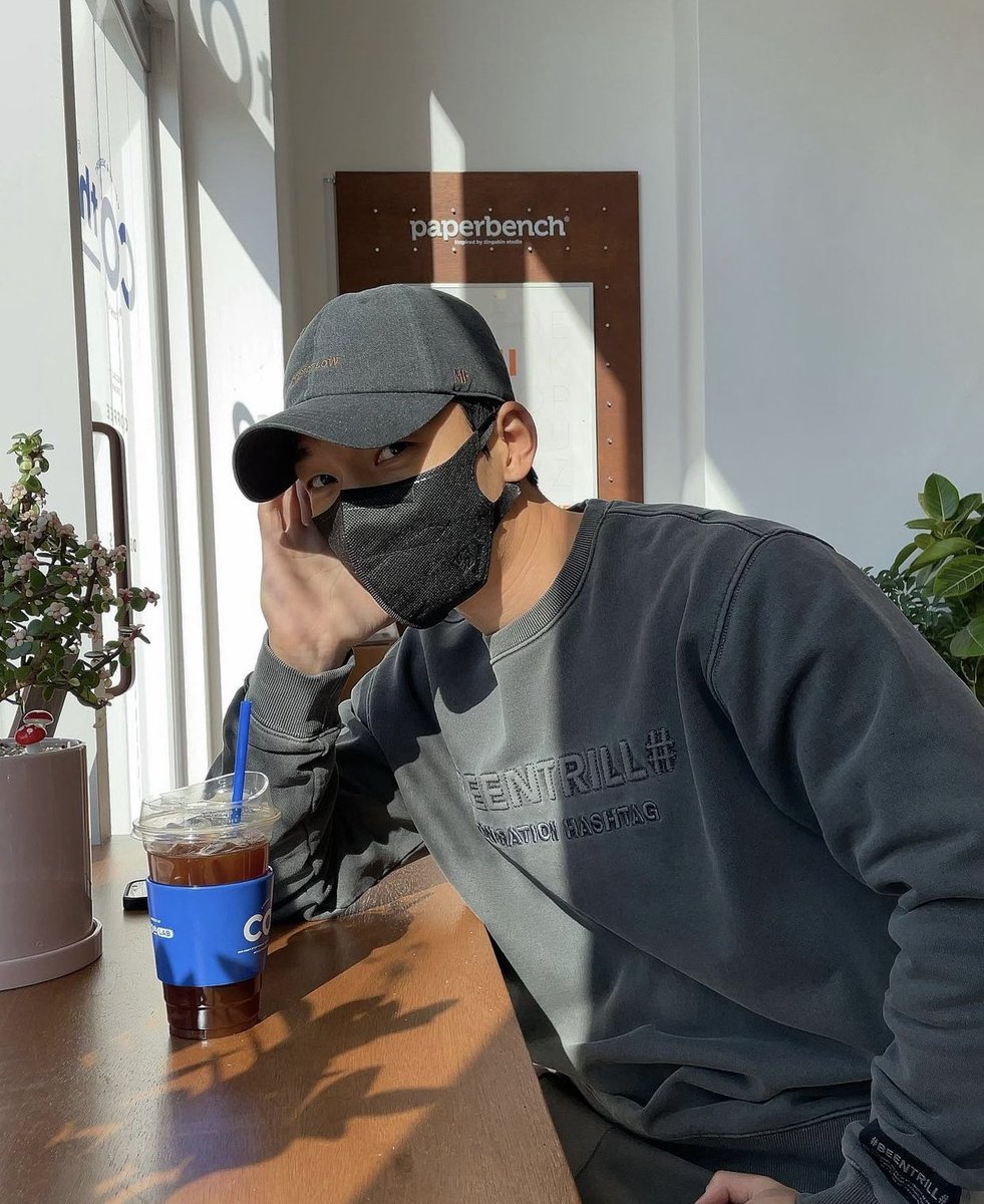 hajoonsite's tweet photo. cafe date with wi hajoon https://t.co/0i3LWQo483