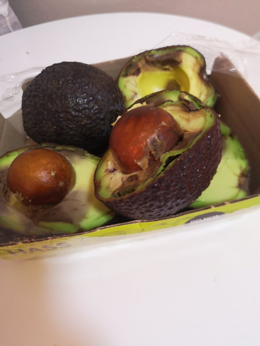 maletsatsi_s's tweet photo. I'm so disappointed with @WOOLWORTHS_SA this is the second time I'm let down by their avos,i mean the whole pack though?? #BBMzanzi  #Mqhele https://t.co/Ip0npRWcIq